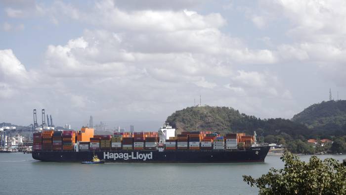 Fotografía del 22 de enero de 2025 de un buque portacontenedores en el Canal de Panamá en ciudad de Panamá.