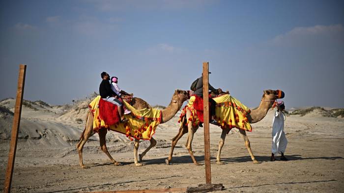 La gente monta en camello por las dunas del desierto de Al Wakrah, al sur de Doha, en una imagen de archivo.