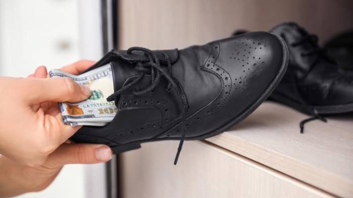 El colocar dinero dentro de los zapatos puede significar prosperidad económica.