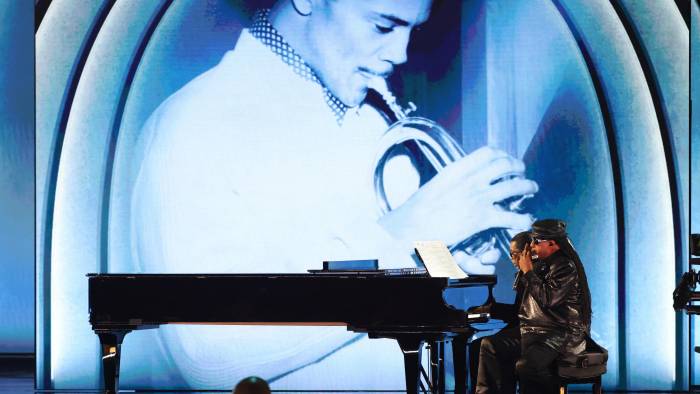 Herbie Hancock y Stevie Wonder actúan en el escenario durante la 67.ª edición de los premios Grammy.