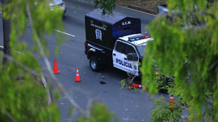 Policía Nacional despeja la vía frente a la Universidad de Panamá