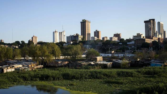 Panorámica del centro de Asunción, con el barrio Chacarita enfrente, en Asunción (Paraguay).