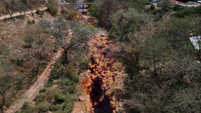 Fotografía aérea del 28 de febrero de 2025 del río San Sebastián contaminado a causa de la explotación minera, en Santa Rosa de Lima (El Salvador). EFE/ Rodrigo Sura