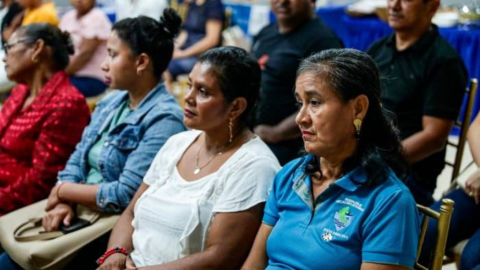 Mujeres y hombres se dedican a la pesca artesanal.