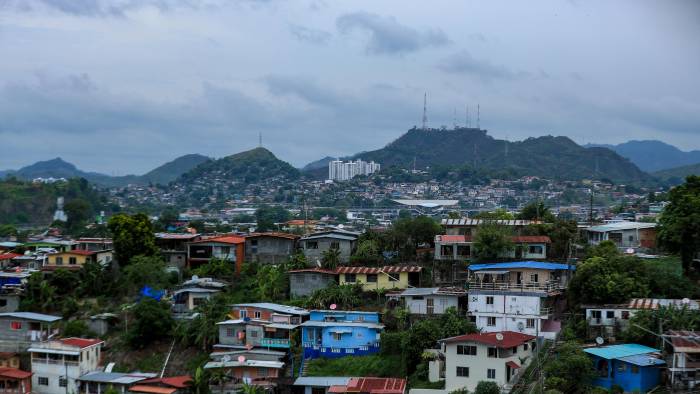 El distrito de San Miguelito enfrenta limitaciones de transporte debido a su topografía.