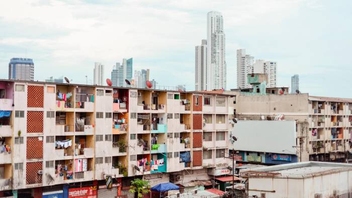 Edificios de apartamentos en Calidonia. Al fondo, modernos edificios en la Ave. Balboa.