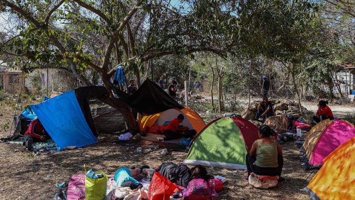 Migrantes descansan en un campamento improvisado, en una fotografía de archivo.