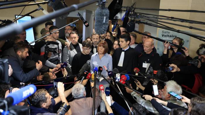 Gisele Pelicot (C), con sus abogados Stephane Babonneau y Antoine Camus, habla con los medios de comunicación en el tribunal penal de Aviñón, en el sur de Francia, el 19 de diciembre de 2024.