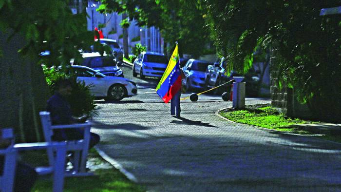 Un venezolano camina en las calles panameñas, con su bandera tricolor.