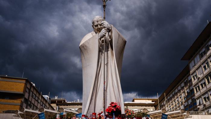 Los fieles inician la Cuaresma con oraciones por la recuperación del papa Francisco.