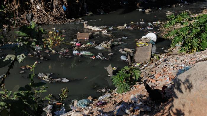 Un arroyo contaminado en la zona sur en la ciudad São Paulo, Brasil.