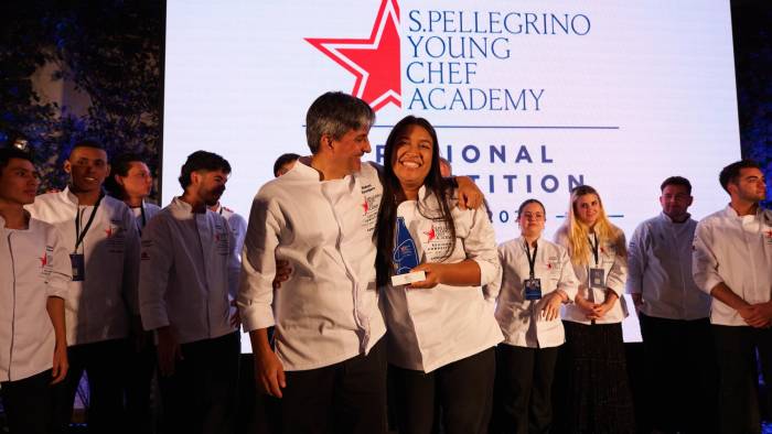 Gabriela Sarmiento celebra el triunfo junto a su mentor, el chef Rubén Escudero.