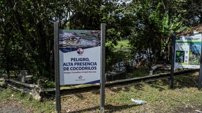 El lago artificial de Miraflores, ubicado en ciudad de Panamá, cuenta con letreros que advierten sobre la presencia de cocodrilos.