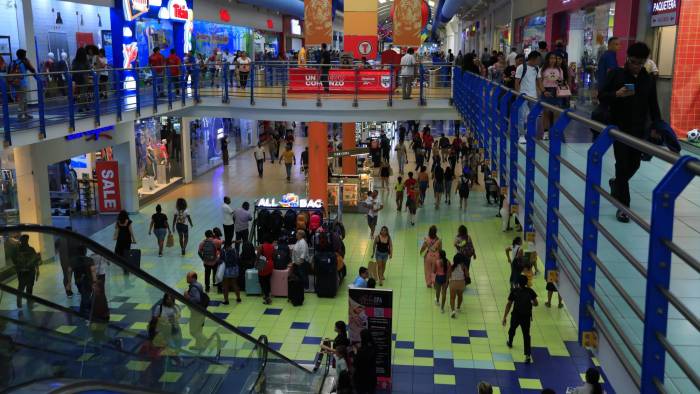 Compradores en un local comercial de la ciudad capital aprovechan las ofertas del Black Weekend.