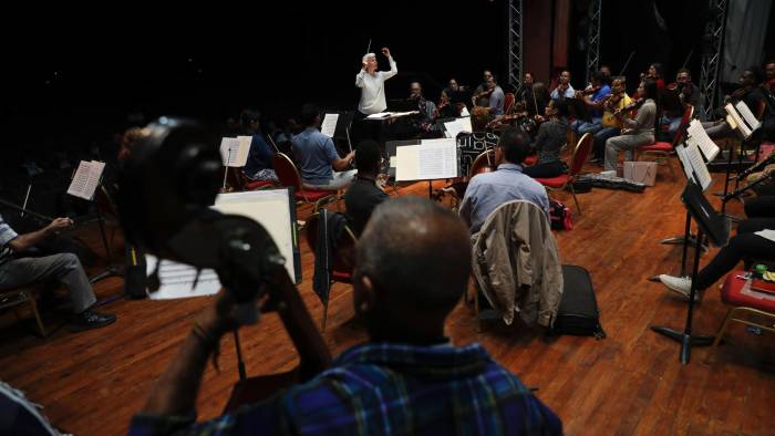 La directora invitada Nell Flanders de los Estados Unidos, dirige un ensayo de la Orquesta Sinfónica de Panamá el 14 de mayo de 2024 en el Teatro Balboa en Ciudad de Panamá.