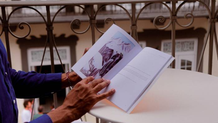 El libro significa un viaje por diversas culturas del mundo.