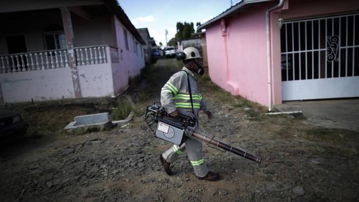 Fotografía de archivo en donde se ve a personal de salud mientras fumiga las calles del barrio San Antonio, en La Chorrera.