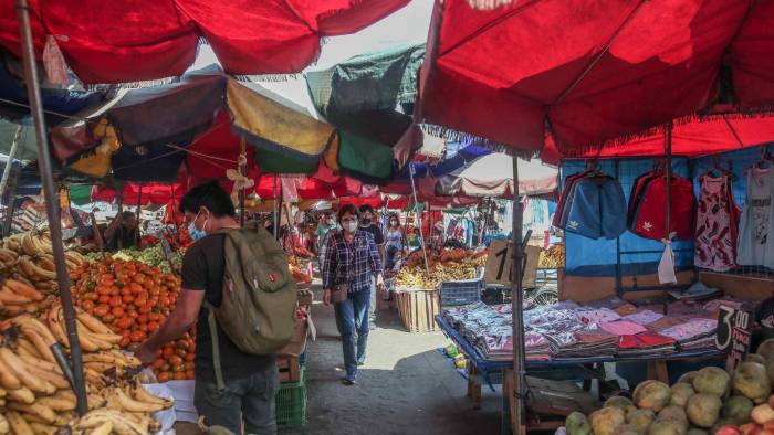 Fotografía de archivo de un mercado informal en Lima (Perú).