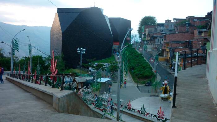 Parque mirador-biblioteca España, mirador construido junto a la estación de la Línea 1 del metrocable de Medellín, Colombia.