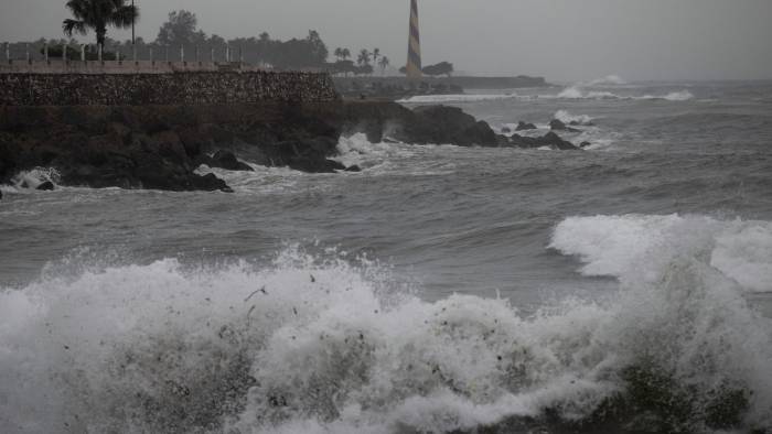 Fotografía que muestra el intenso oleaje, ante el avance del huracán Beryl, este martes en Santo Domingo.