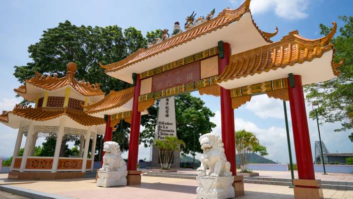 Para el aniversario 150 de la presencia china en Panamá, se erigió un monumento en el mirador del Puente de las Américas.