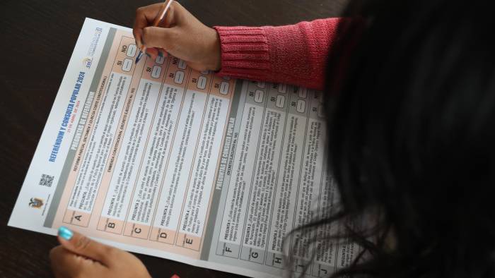 Fotografía de archivo de una papeleta que muestra las preguntas del referendum, a realizarse el próximo 21 de abril, este lunes en Quito (Ecuador).