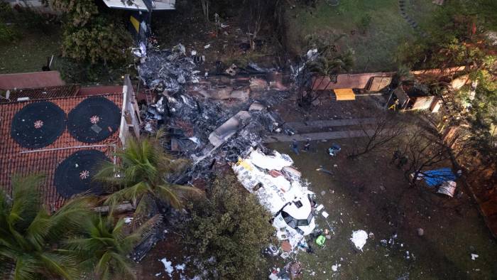 Fotografía aérea del sitio donde se accidentó un avión de la aerolínea Voepass este viernes, en Vinhedo.