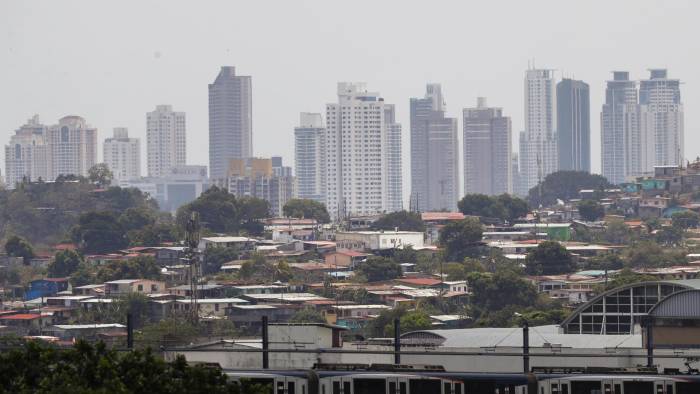 Fotografía de casas en el distrito de San Miguelito y atrás los edificios de Costa del Este, en la Ciudad de Panamá (Panamá). EFE/Bienvenido Velasco