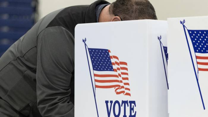 Una persona vota durante una jornada electoral en EE.UU., en una fotografía de archivo.