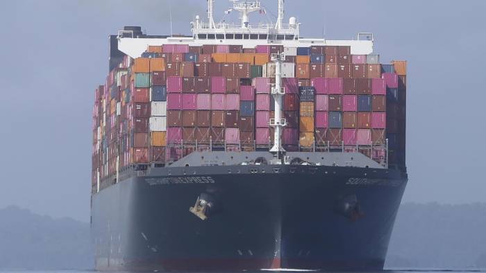 Fotografía del 5 de diciembre de 2024 de un buque portacontenedores durante su recorrido por el Corte Culebra en el Canal de Panamá (Panamá). EFE/ Carlos Lemos