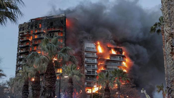 Vista general del incendio declarado sobre las cinco y media de esta tarde en un quinto piso de un edificio de viviendas de València que ha afectado totalmente al inmueble.