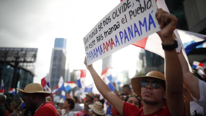 Decenas de personas celebran el fallo de la Corte Suprema de Justicia que declaró inconstitucional el contrato ley entre el Estado y Minera Panamá, filial de la canadiense First Quantum Minerals (FQM), en Ciudad de Panamá, este 28 de noviembre de 2023. EFE/Bienvenido Velasco