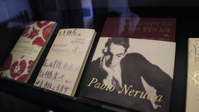 Fotografía que muestra libros en la biblioteca de casa museo La Chascona con ediciones de Pablo Neruda, el 6 de junio 2024, en Santiago (Chile).