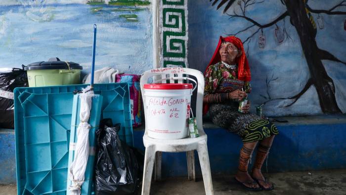 Mujer guna de la isla Gardí Sugdub esperando ser trasladada a tierra firme para llegar a su nueva hogar: la barrida Nuevo Cartí.