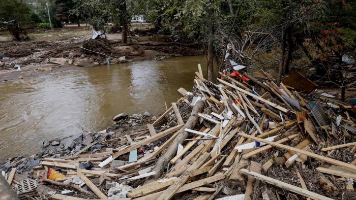 Fotografía del 3 de octubre de escombros a lo largo de las orillas de un río tras las inundaciones provocadas por el huracán Helene en Estados Unidos.