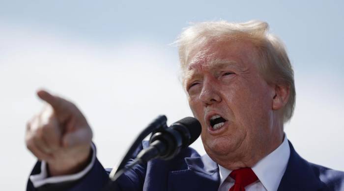 El candidato presidencial republicano Donald Trump pronuncia un discurso en el Trump National Golf Club de Los Ángeles en Rancho Palos Verdes, California.