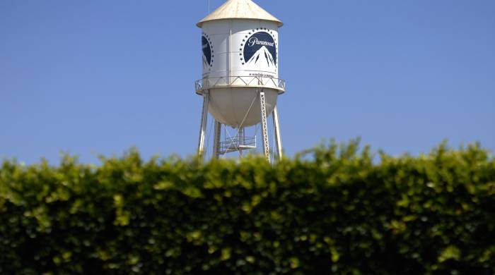 Una torre de agua que muestra el logotipo de Paramount se ve detrás de los árboles en Paramount Studios, en una fotografía de archivo.