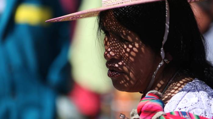 Una mujer Quechua participa en la campaña 'El Buen Samaritano', en La Paz (Bolivia). EFE/ Luis Gandarillas