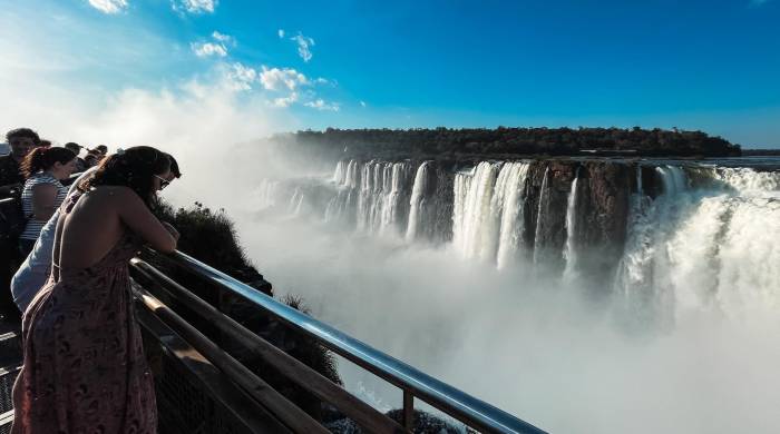 Fotografía de archivo fechada el 2 de julio de 2023 que muestra a turistas mientras observan las Cataratas de Iguazú.