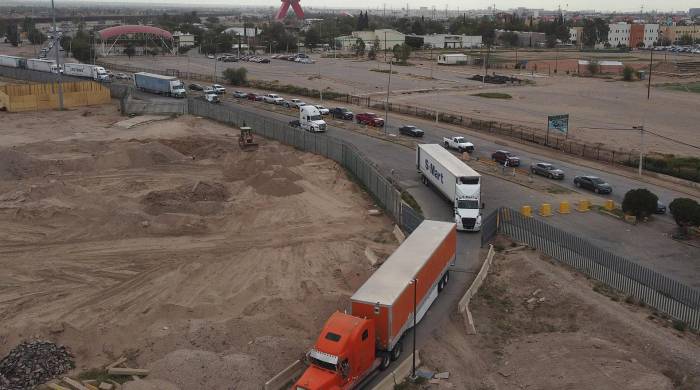 Fotografía de archivo tomada con un dron que muestra vehículos en fila para cruzar las aduanas en la frontera de EE.UU. en El Puente Internacional Cordova de las Américas, en Ciudad Juárez (México).