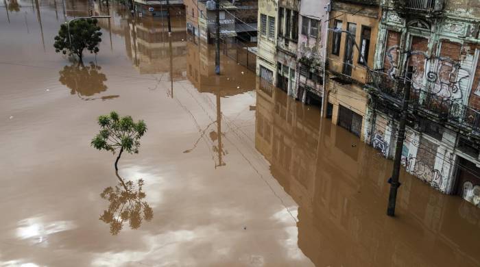 PORTO ALEGRE (BRASIL), 05/05/2024.- Fotografía aérea tomada que muestra una zona inundada este domingo, tras la crecida del lago Guaíba en la ciudad de Porto Alegre (Brasil). Las devastadoras inundaciones en el sur de Brasil han provocado la muerte de al menos 67 personas, mientras que otras 101 permanecen desaparecidas, informaron las autoridades en la mañana de este domingo.