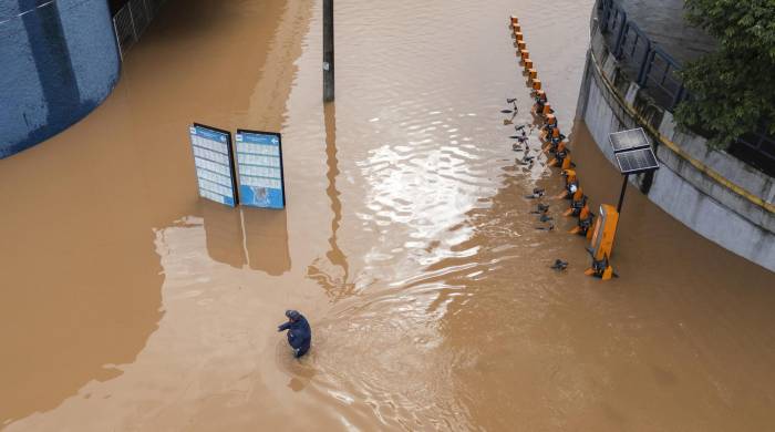 PORTO ALEGRE (BRASIL), 05/05/2024.- Un hombre camina por una zona inundada este domingo, tras la crecida del lago Guaíba en la ciudad de Porto Alegre (Brasil). Las devastadoras inundaciones en el sur de Brasil han provocado la muerte de al menos 67 personas, mientras que otras 101 permanecen desaparecidas, informaron las autoridades en la mañana de este domingo.