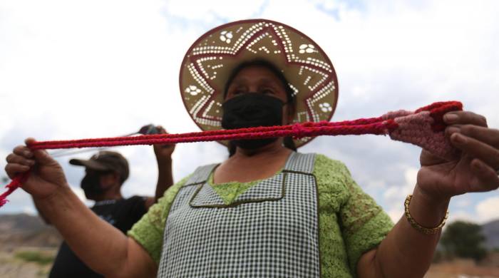 Una mujer muestra una onda o 'Waraka' durante un entrenamiento, este jueves en Parotani (Bolivia). Los 'evistas', como se les conoce a los seguidores del expresidente de Bolivia Evo Morales , entrenan con tirapiedras para un eventual enfrentamiento con militares o policías.