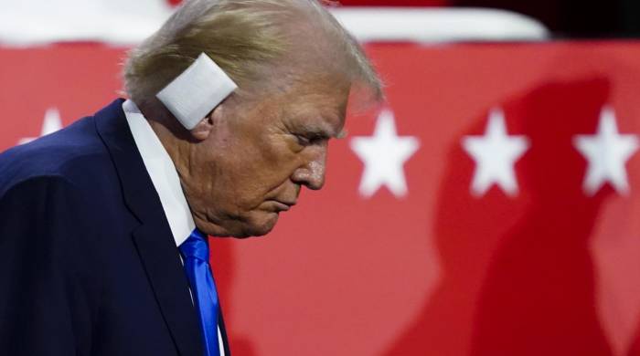 El expresidente y candidato republicano Donald Trump reapareció este lunes 15 de julio con la oreja vendada.