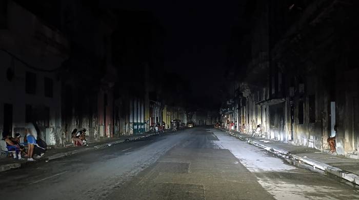 Personas permanecen fuera de sus casas durante un apagón el viernes en La Habana, (Cuba).