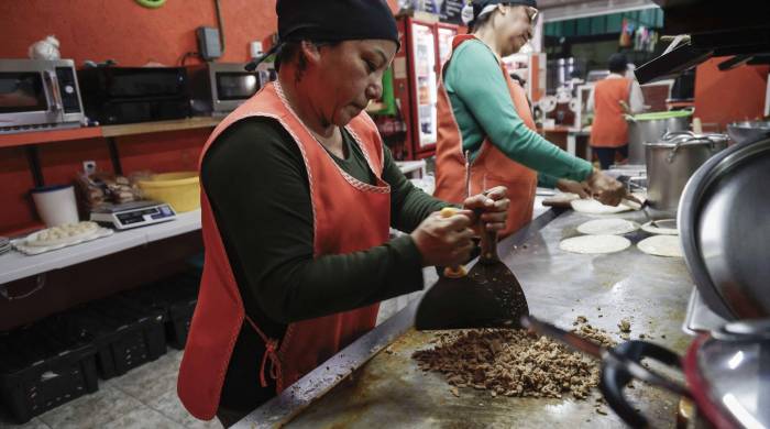 Una de las empleadas de la taquería ‘Las Muñecas’ prepara las carnes que acompañarán las tortillas de maíz.