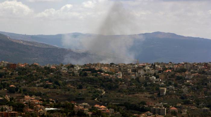 El humo se eleva después de que un bombardeo israelí alcanzara la ciudad de Khiyam, cerca de la frontera entre el Líbano e Israel, en el sur del Líbano, el 19 de septiembre de 2024.