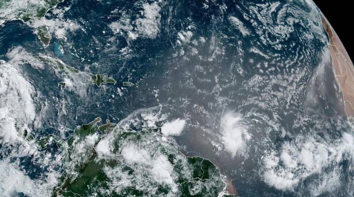 Fotografía satelital cedida por la Oficina Nacional de Administración Oceánica y Atmosférica (NOAA) a través del Centro Nacional de Huracanes (NHC) estadounidense donde se muestra la localización de la tormenta tropical Beryl en la cuenca atlántica.