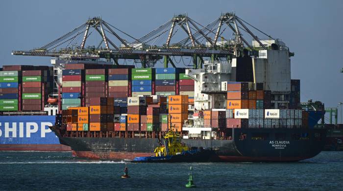 Un barco de carga con contenedores se ve en el puerto de la ciudad de Colón, Panamá, el 14 de abril de 2024.