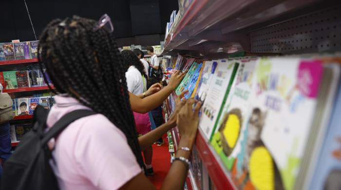 Una mujer observa un libro en la XX Feria Internacional del Libro en el Centro de Convenciones ATLAPA este 13 de agosto de 2024, en Ciudad de Panamá.